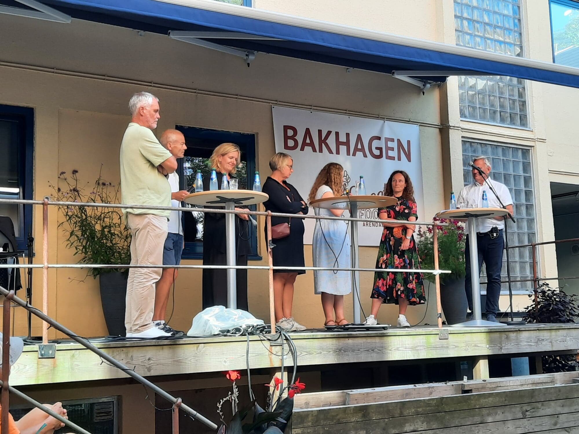 Paneldeltakerne på podiet i Bakgården (Bankgården).